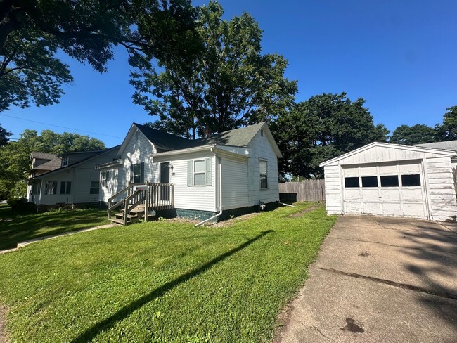 Building Photo - 3-Bedroom Home near Downtown Bloomington!