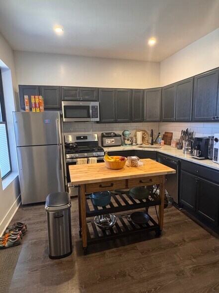 Building Photo - 948 W Addison St