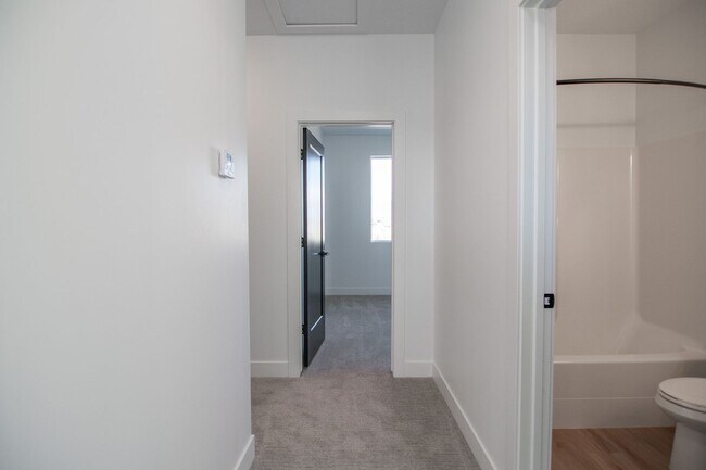 Building Photo - Spacious 3-Story Townhome: Inlcudes 2-Car Garage