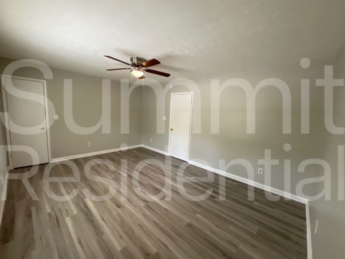 Building Photo - 5950 Stonewall Dr