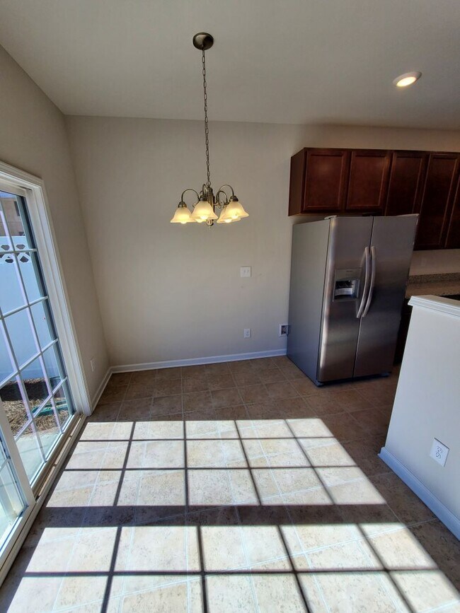 Building Photo - 3 bedroom townhome in university