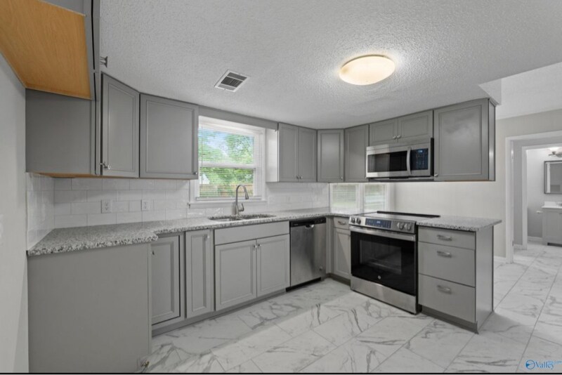 Building Photo - 2519 Excalibur Dr SE