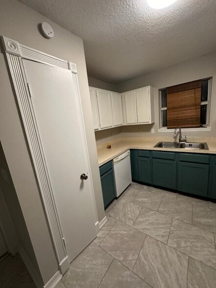 Building Photo - 6565 Arancio Dr W