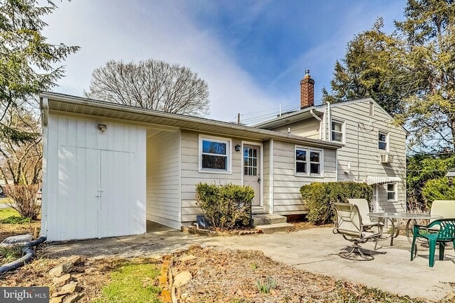 Building Photo - 1208 Pinewood Dr