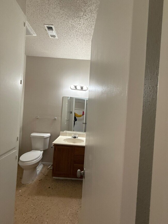 Building Photo - 8437 Forest Ridge Dr