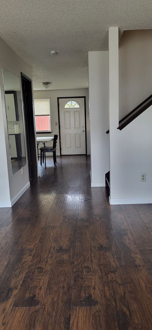 Building Photo - Nice 3 Bedroom 1 1/2 Bath Townhouse in Tacoma!