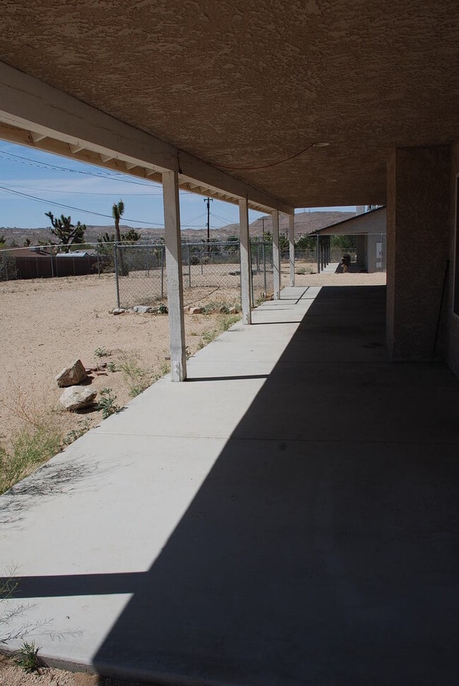 Building Photo - 3 Bedroom Home, garage, fenced yard.