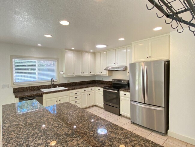 Building Photo - 3 Bedroom Home in East Santa Rosa