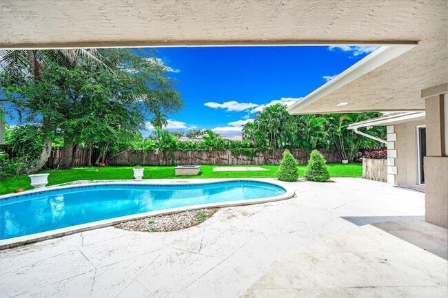 Building Photo - 4021 Bayview Dr