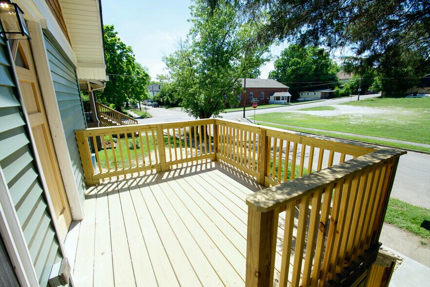 Primary Photo - 2404 Jefferson Ave