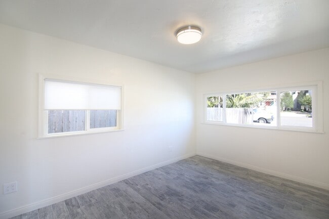 Building Photo - White Water Views Steps from Moonlight Beach