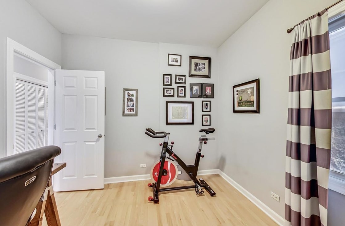 Building Photo - 2627 W Belmont Ave