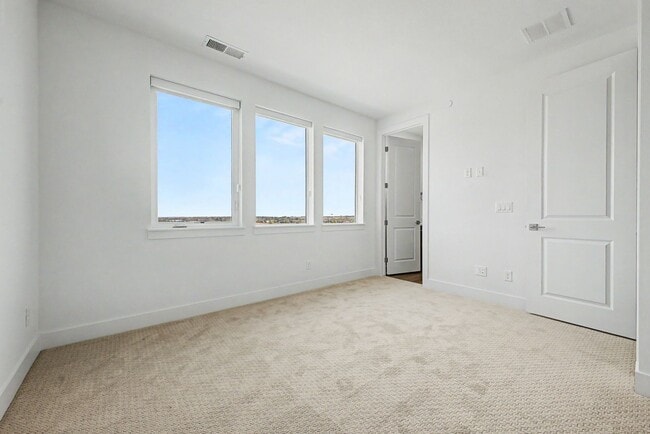Building Photo - 689 Saddle Dr