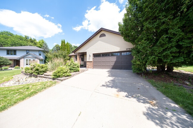 Building Photo - 17420 Barrington Ct
