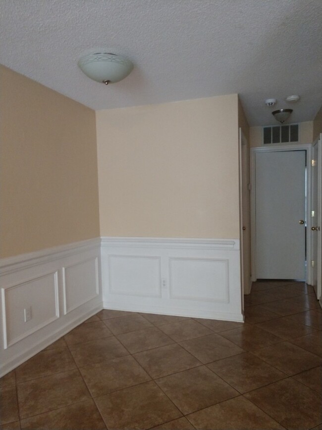 Building Photo - Beautiful 3 Bed 2 Bath Townhouse Close to ...