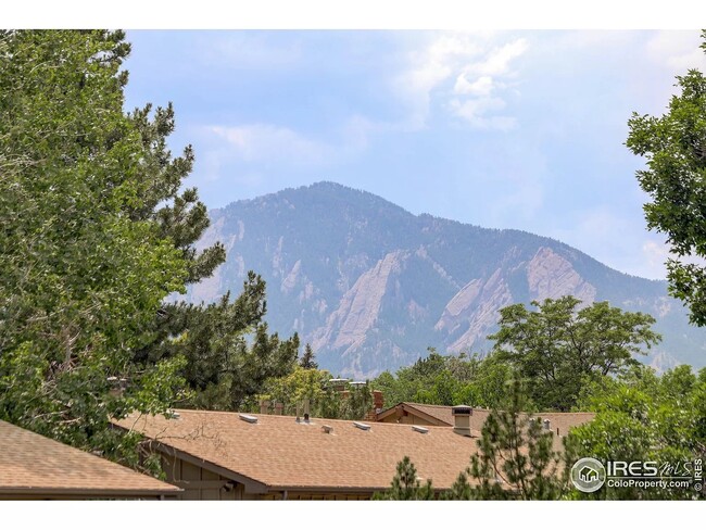 Building Photo - 4990 Meredith Way