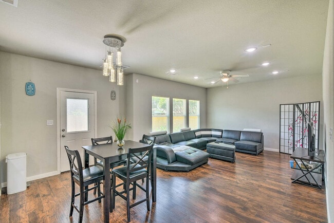 Building Photo - 3510 Oleander Ave