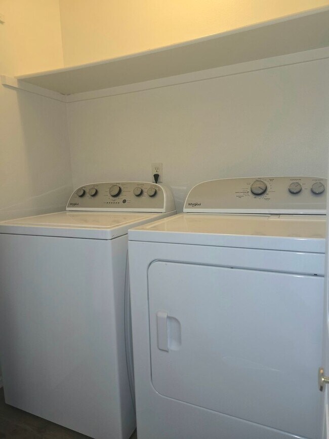 Building Photo - Beautiful townhouse with updated bathrooms. Available now!