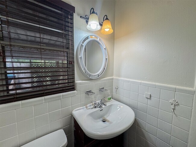 Building Photo - 3263 Bilglade Rd