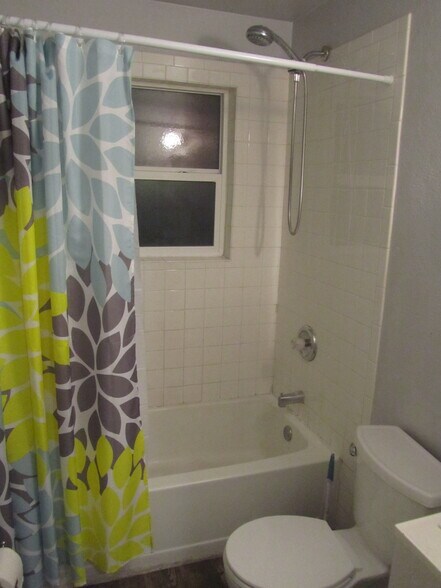 Bathroom/ shower - 2313 Peoria St