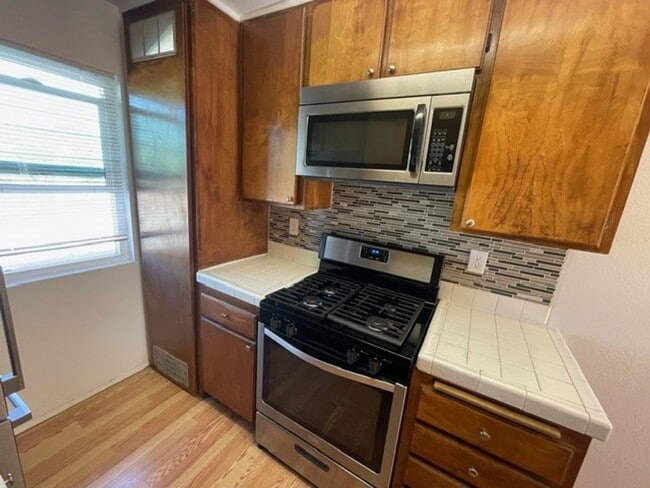 Building Photo - "Coming Soon" Upper floor 1 bedroom in quiet neighborhood with parking, AC - close to San Diego