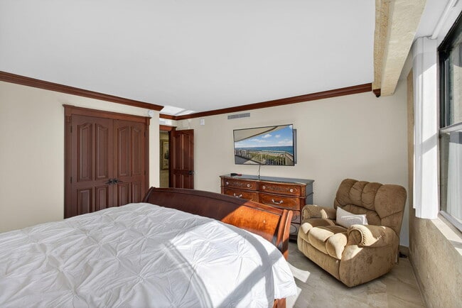 Building Photo - 3400 N Ocean Dr