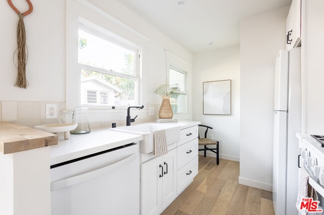 Building Photo - 372 N Ave 53