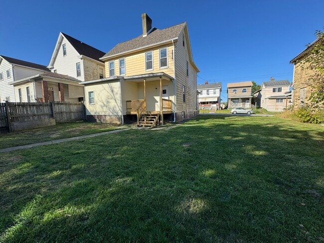 Building Photo - Enormous Completely Updated 4-Bedroom 1-Ba...