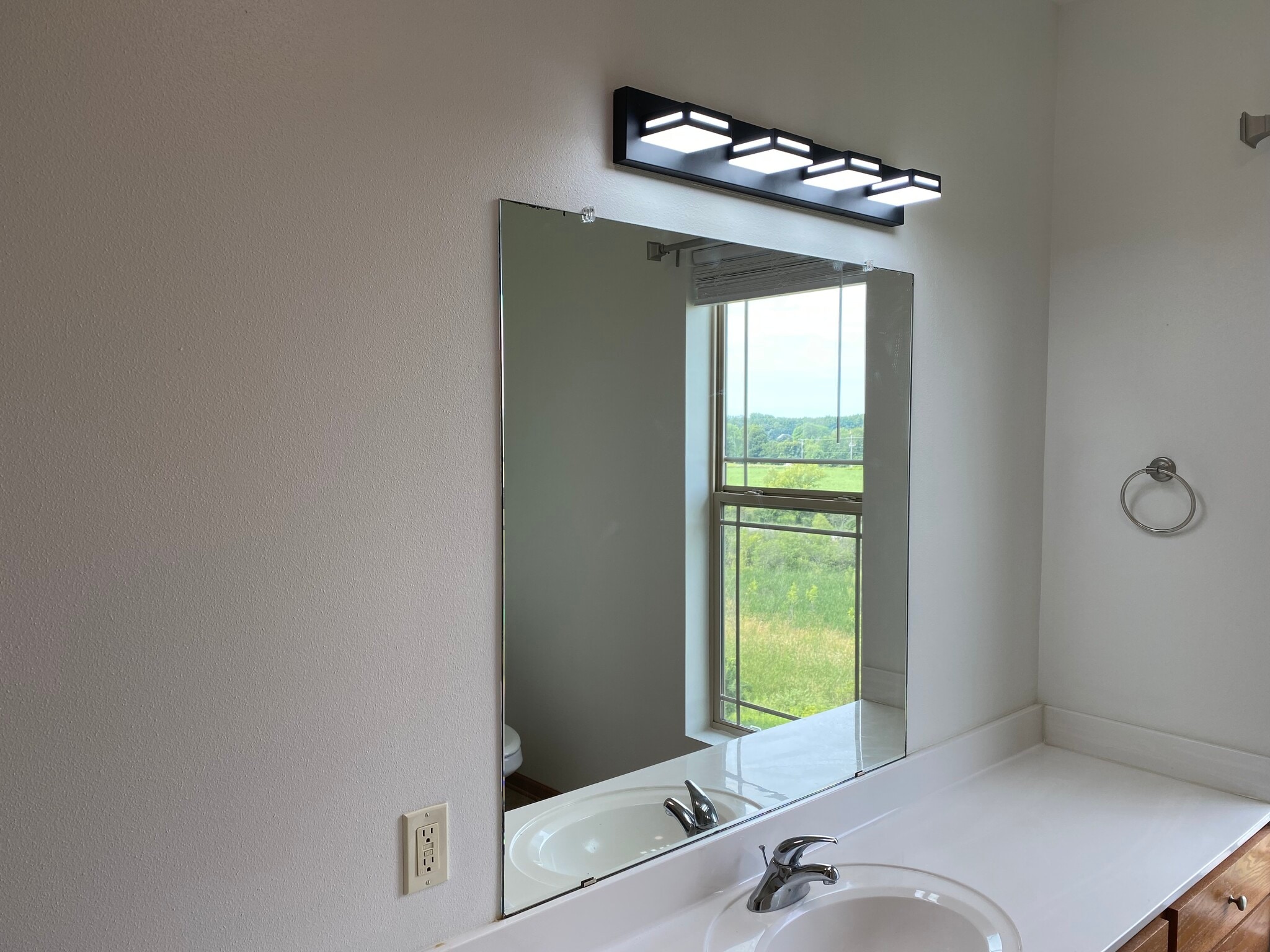Main bathroom - 230 Hilldale Dr