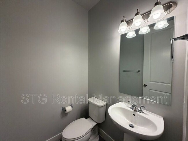 Building Photo - 644 Rosa Ln