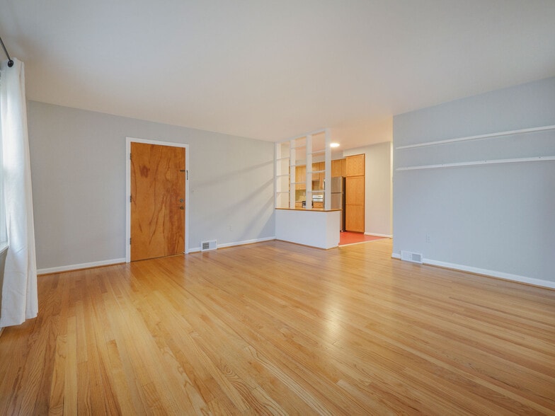 Living room - 516 Berkley Ave