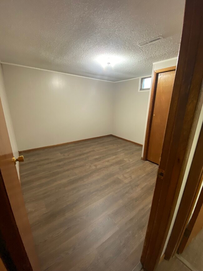 Building Photo - 615 E 5th St