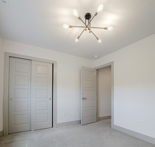 Building Photo - Stunning Ten Trails Home for Rent! 5 bedro...