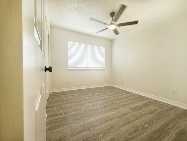 Building Photo - 9843 Stableway Dr