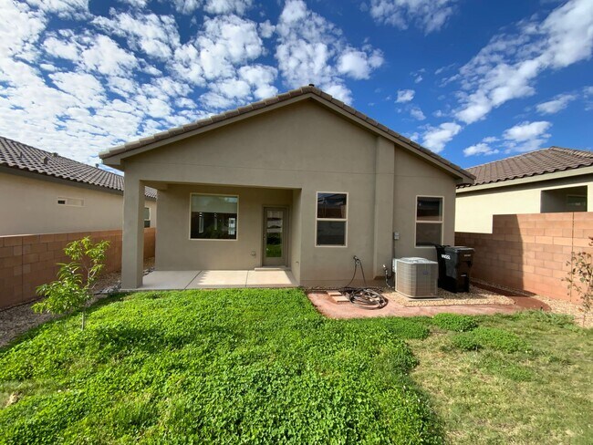 Building Photo - 3 Bedroom Single Story Home Available Near...
