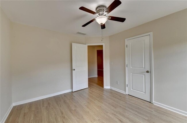 Building Photo - 2152 Greencrest Cir