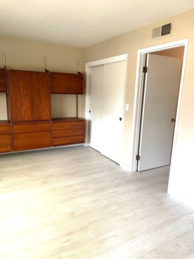 Building Photo - Spacious 2 Bedroom 2 Bathroom Unit in The ...