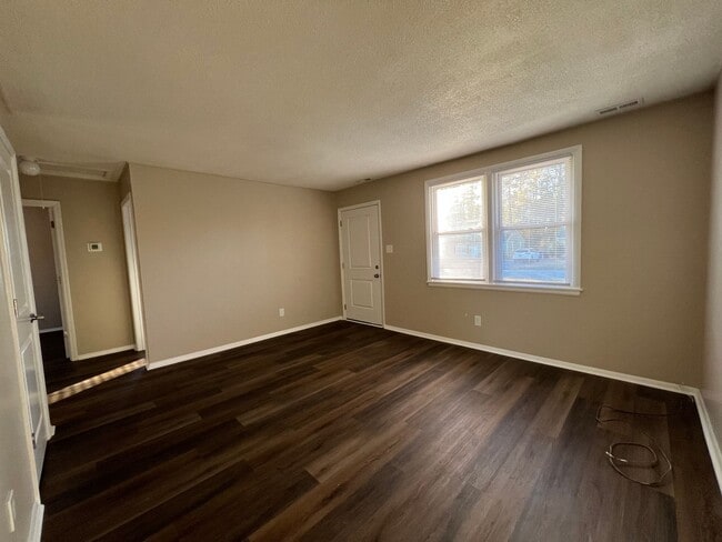 Building Photo - Cute 2 bedroom 1 bath duplex that is centrally located. Close to area bases, shopping and restaur...