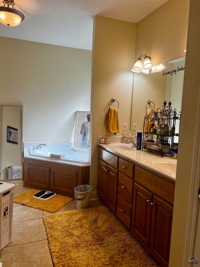 Building Photo - 123 Montrose Ln