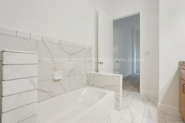 Building Photo - 711 Cosmopolitan Dr NE