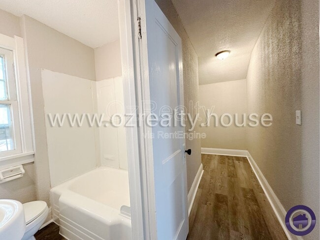 Building Photo - 209 Eldred Ave