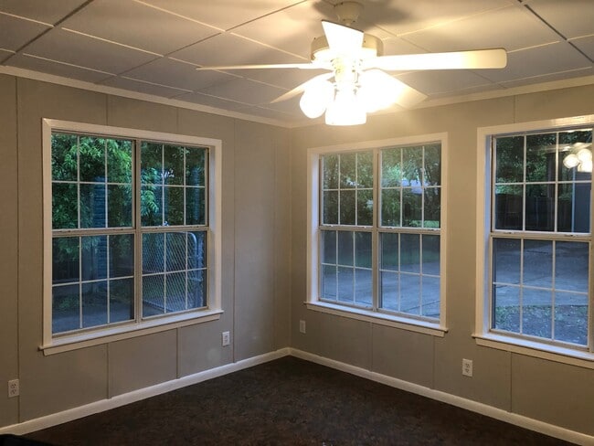 Building Photo - 4 Bedroom / 2.5 Baths / 2 Car Garage with ...