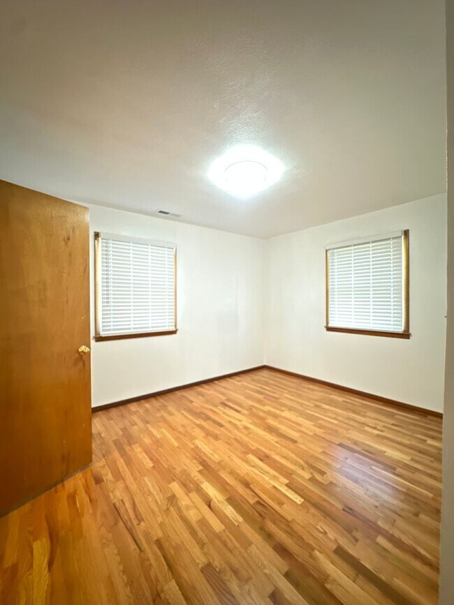 Building Photo - 3 Bedroom 1 Bath home * Owner Updates $600 OFF FIRST MONTHS RENT