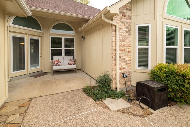 Building Photo - 3410 Los Alamos Ln