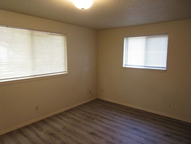Building Photo - 2 Bedroom Duplex Near Library - Water/Sewe...