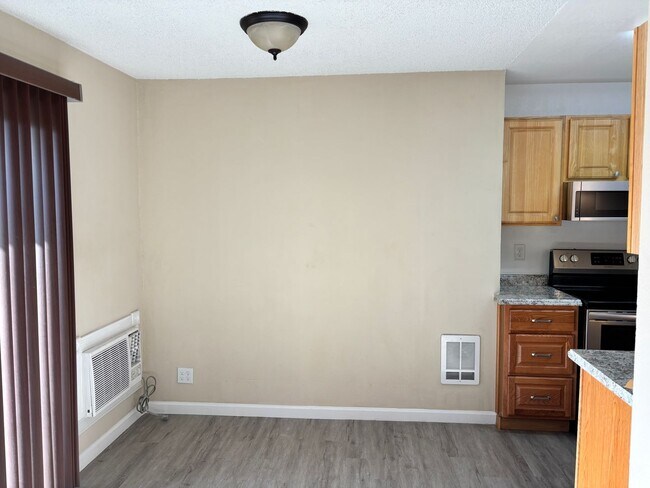 Building Photo - SUPER CUTE UNIT- RECENTLY REMODELED - ONLY $1,375 PER MONTH FOR THIS 2 BEDROOM, 1 BATH UNIT- INCU...