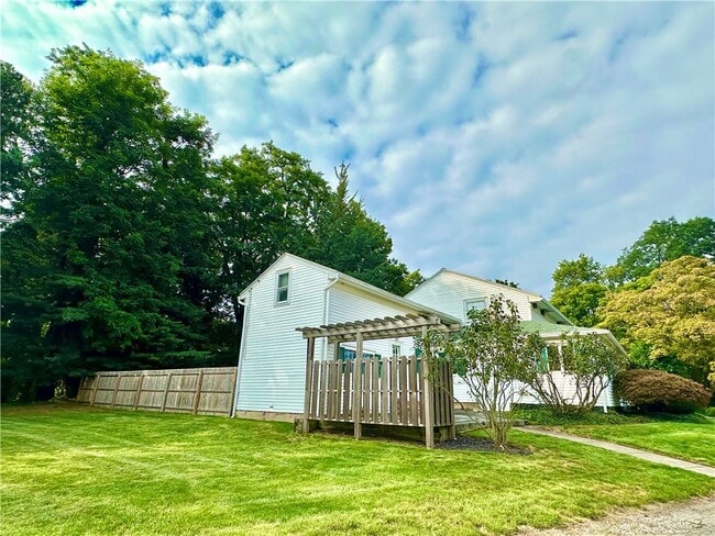 Building Photo - 1253 Fairport Rd