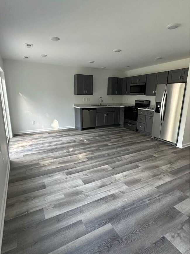 Building Photo - Twin Lakes Duplex