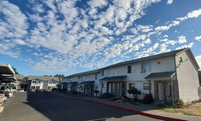 Building Photo - Beautifully Renovated 2 Bed 1.5 Bath Townh...
