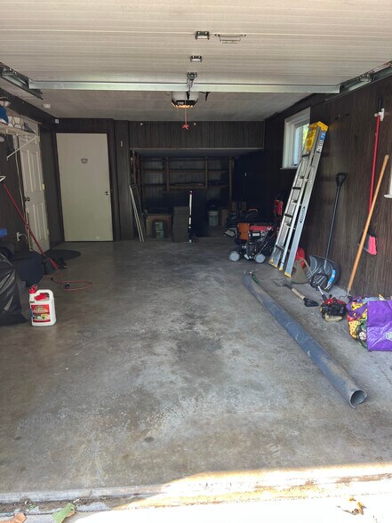 Building Photo - 880 Corvair Rd